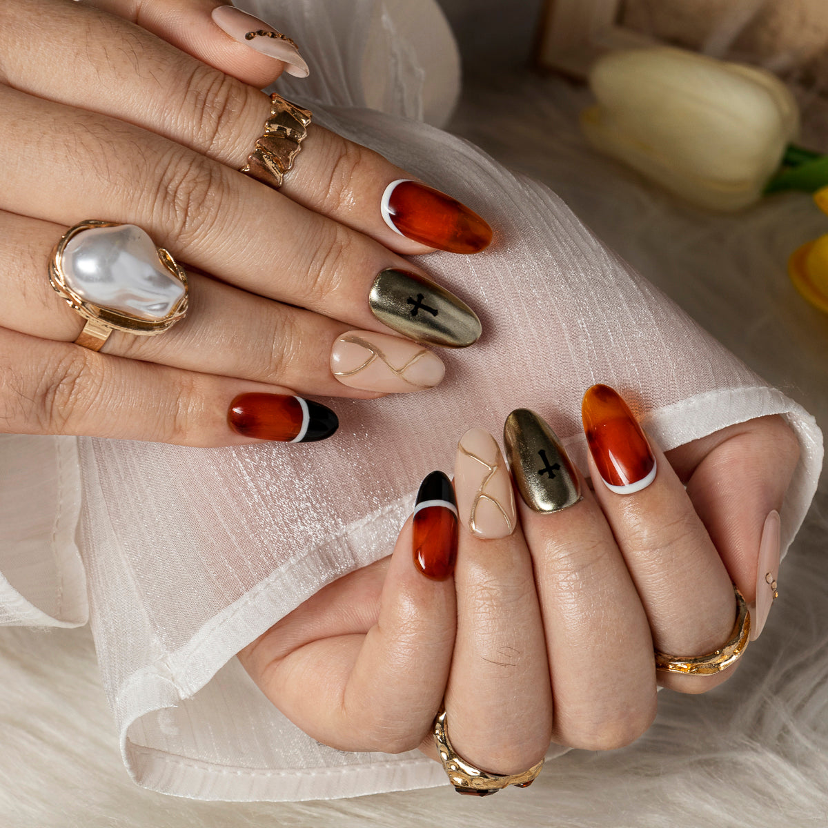 Tortoise Cross Pearl ALME0009 press-on nails hand model scene view 3