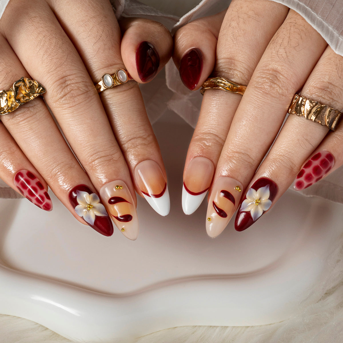 Merlot Daisy Plaid ALME0055 press-on nails hand model scene view 2