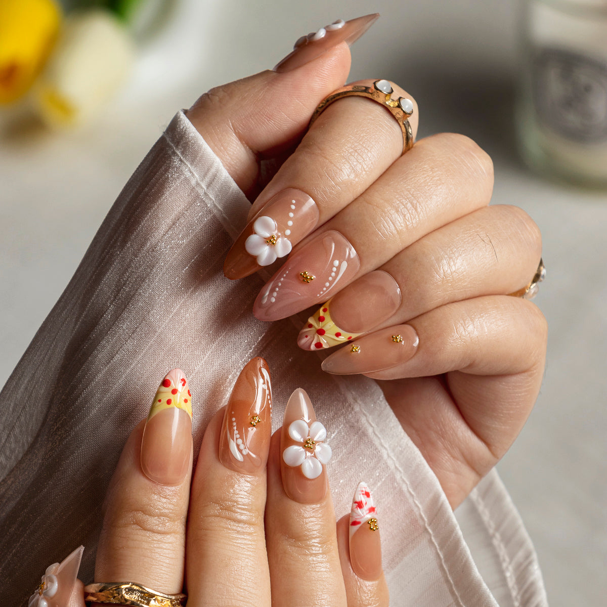 Peach Daisy Glow ALME0058 press-on nails hand model scene view 1