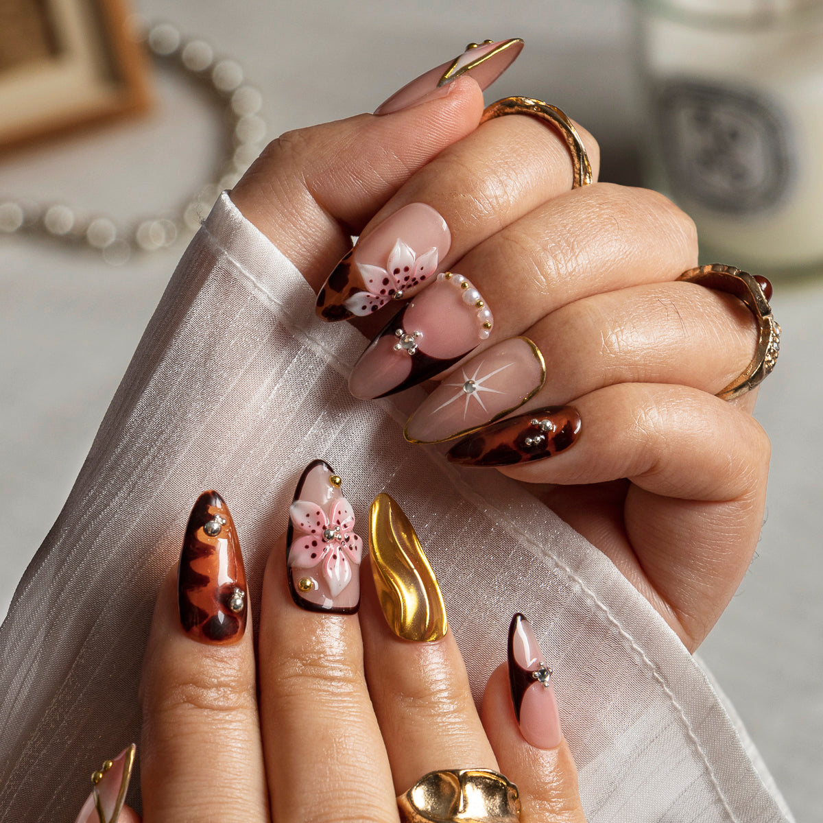 Amber Safari Charm ALME0079 press-on nails hand model scene view 1