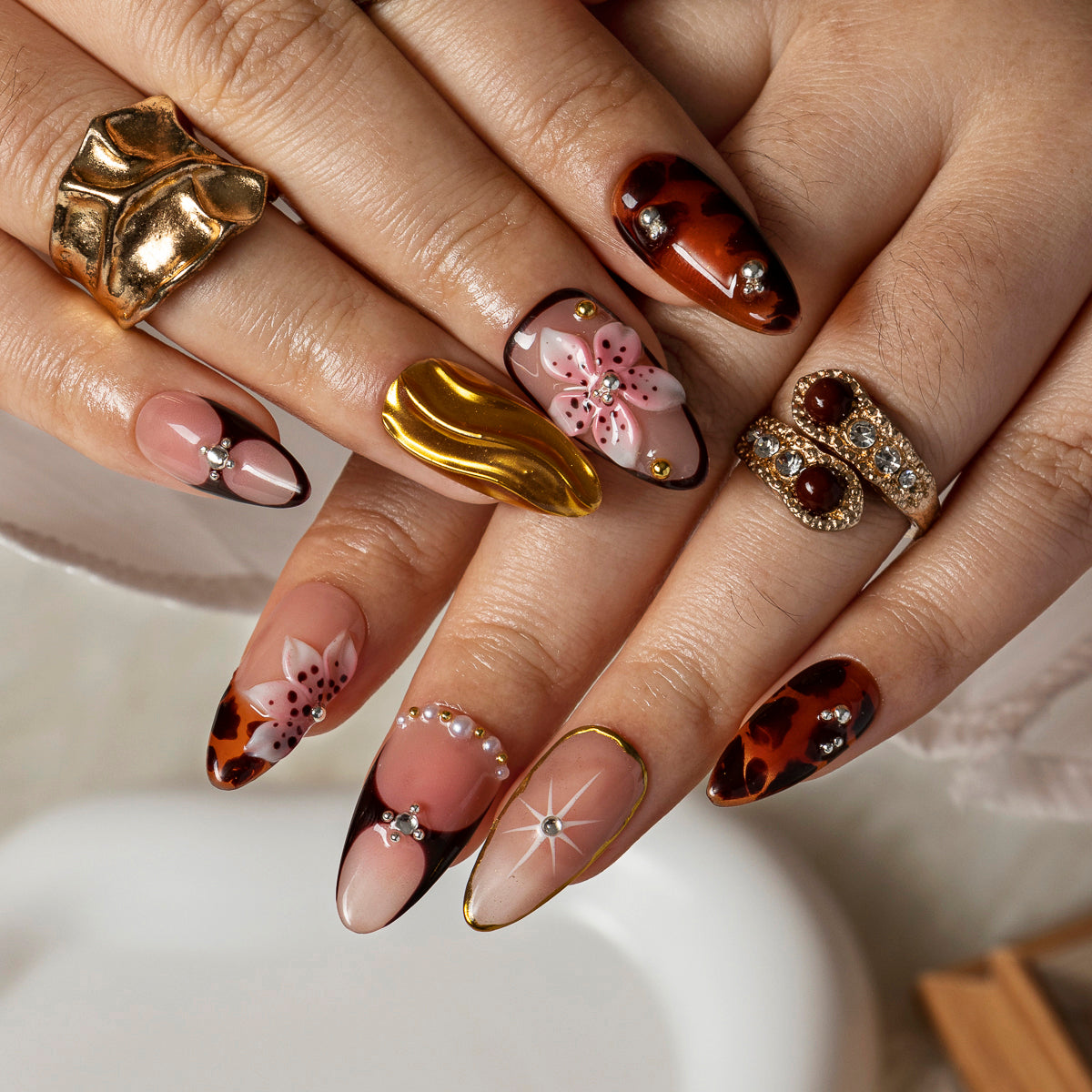 Amber Safari Charm ALME0079 press-on nails hand model scene view 3