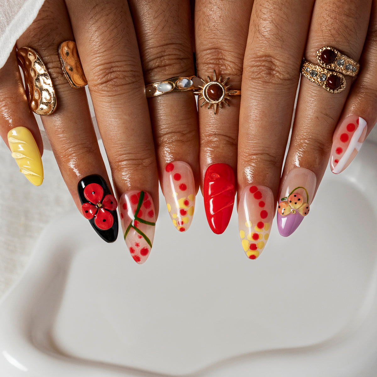 Lemon Rouge Garden ALME0087 press-on nails hand model scene view 2