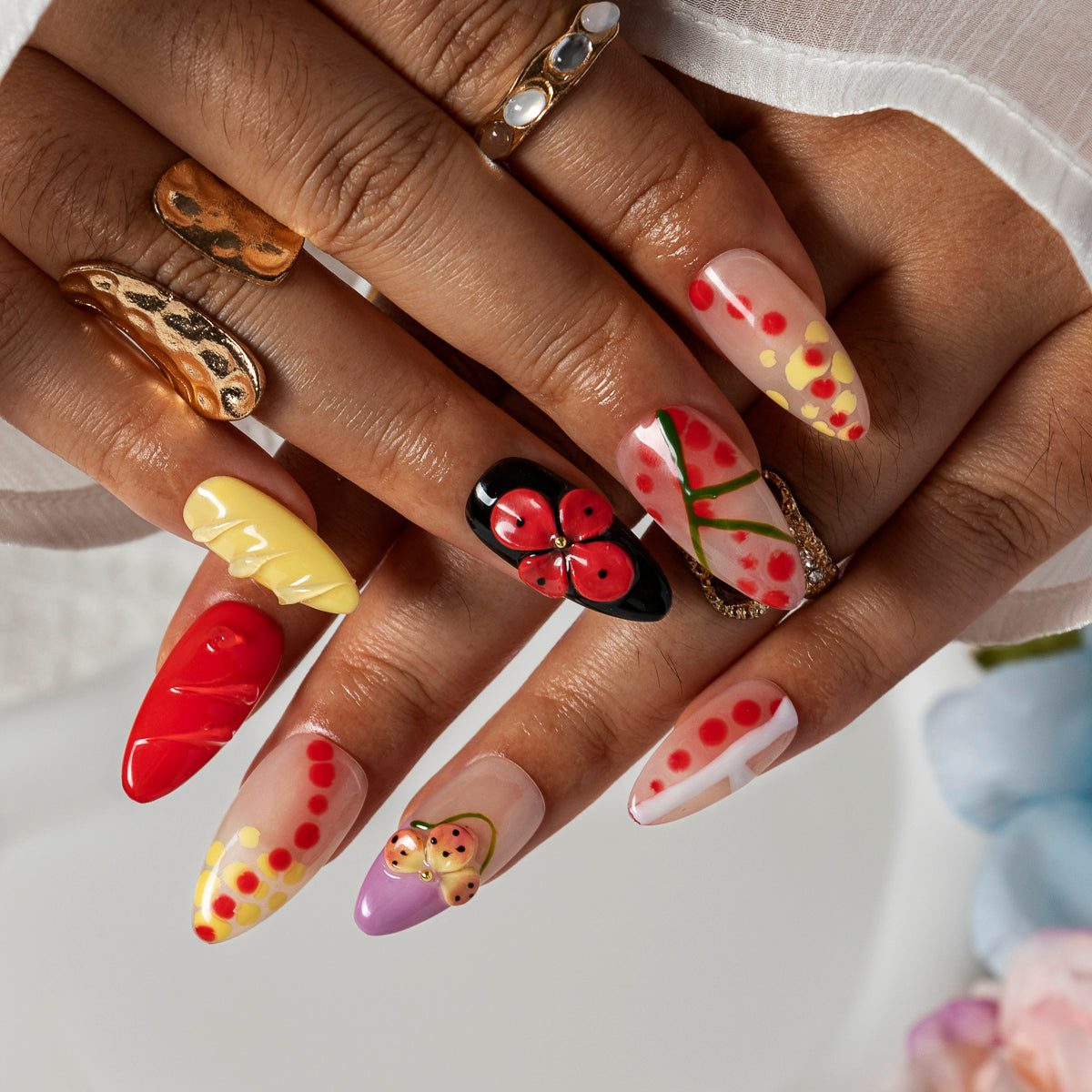 Lemon Rouge Garden ALME0087 press-on nails hand model scene view 3