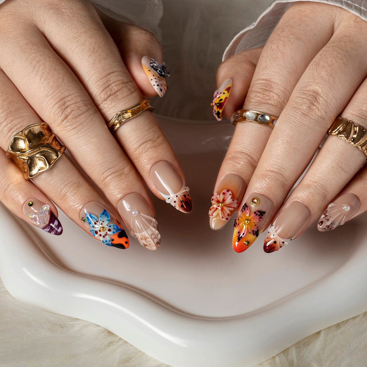 Papaya Garden Flutter ALME0102 press-on nails hand model scene view 1