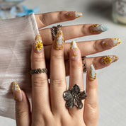 Turquoise Starfish Gild ALME0114 press-on nails hand model scene view 1