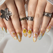 Turquoise Starfish Gild ALME0114 press-on nails hand model scene view 2