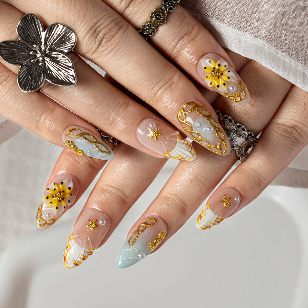 Turquoise Starfish Gild ALME0114 press-on nails hand model scene view 3