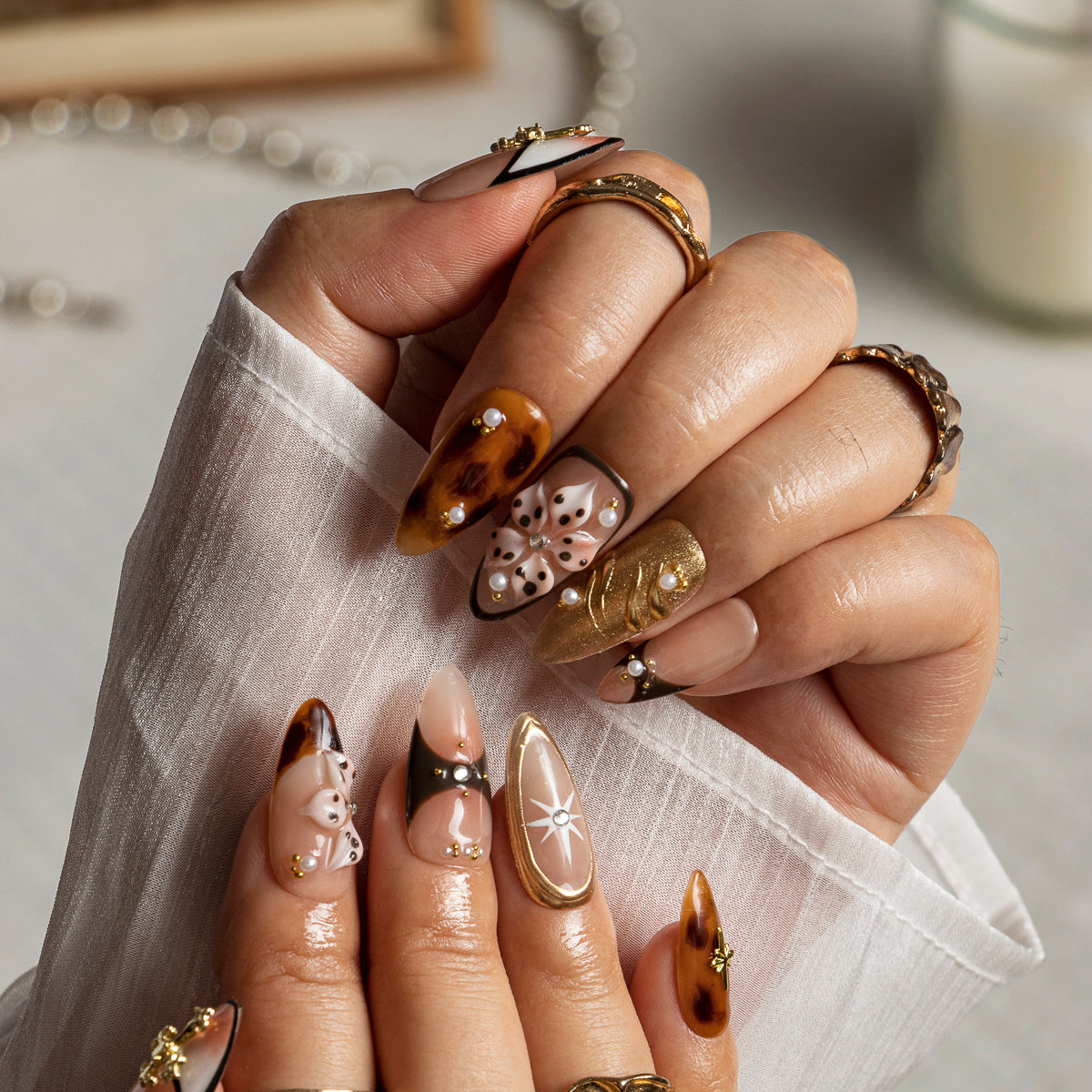 Gilded Cross Garden ALME0118 press-on nails hand model scene view 1