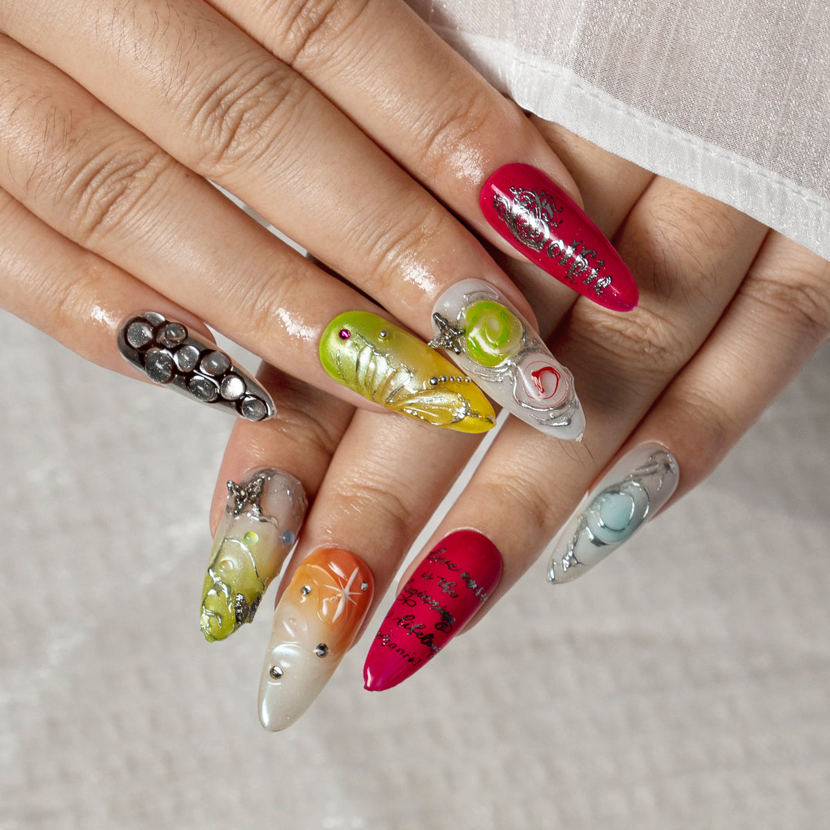 Aurora Chrome Bloom ALME0154 press-on nails hand model scene view 2