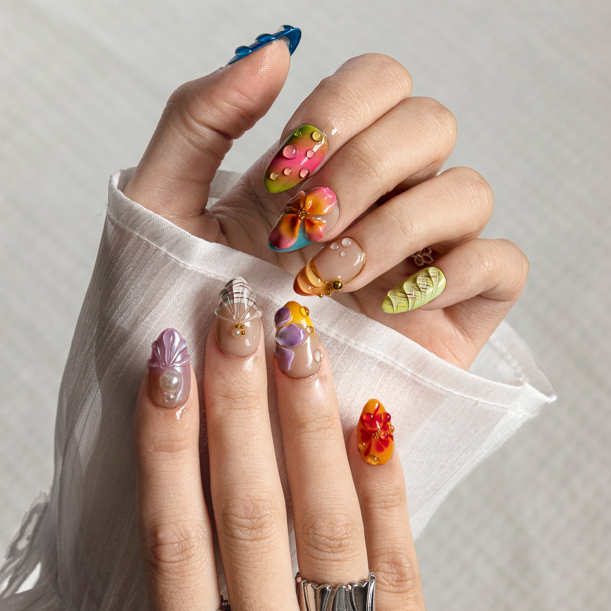 Sunset Tide ALSH0008 press-on nails hand model scene view 1