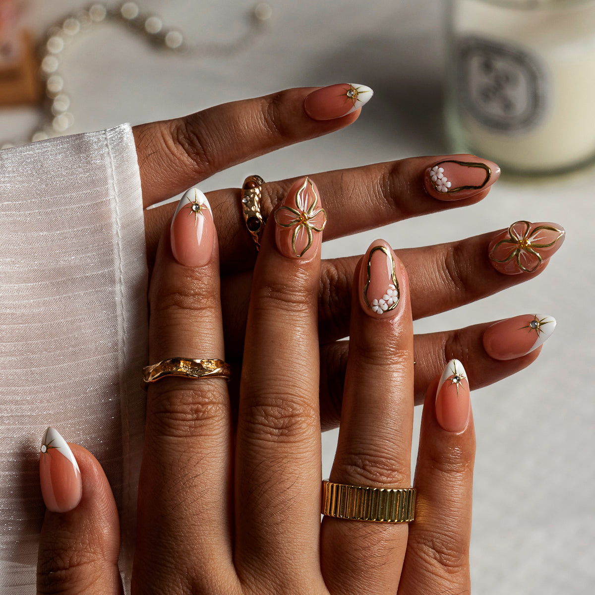 Peach Gilded Blossom ALSH0021 press-on nails hand model scene view 1