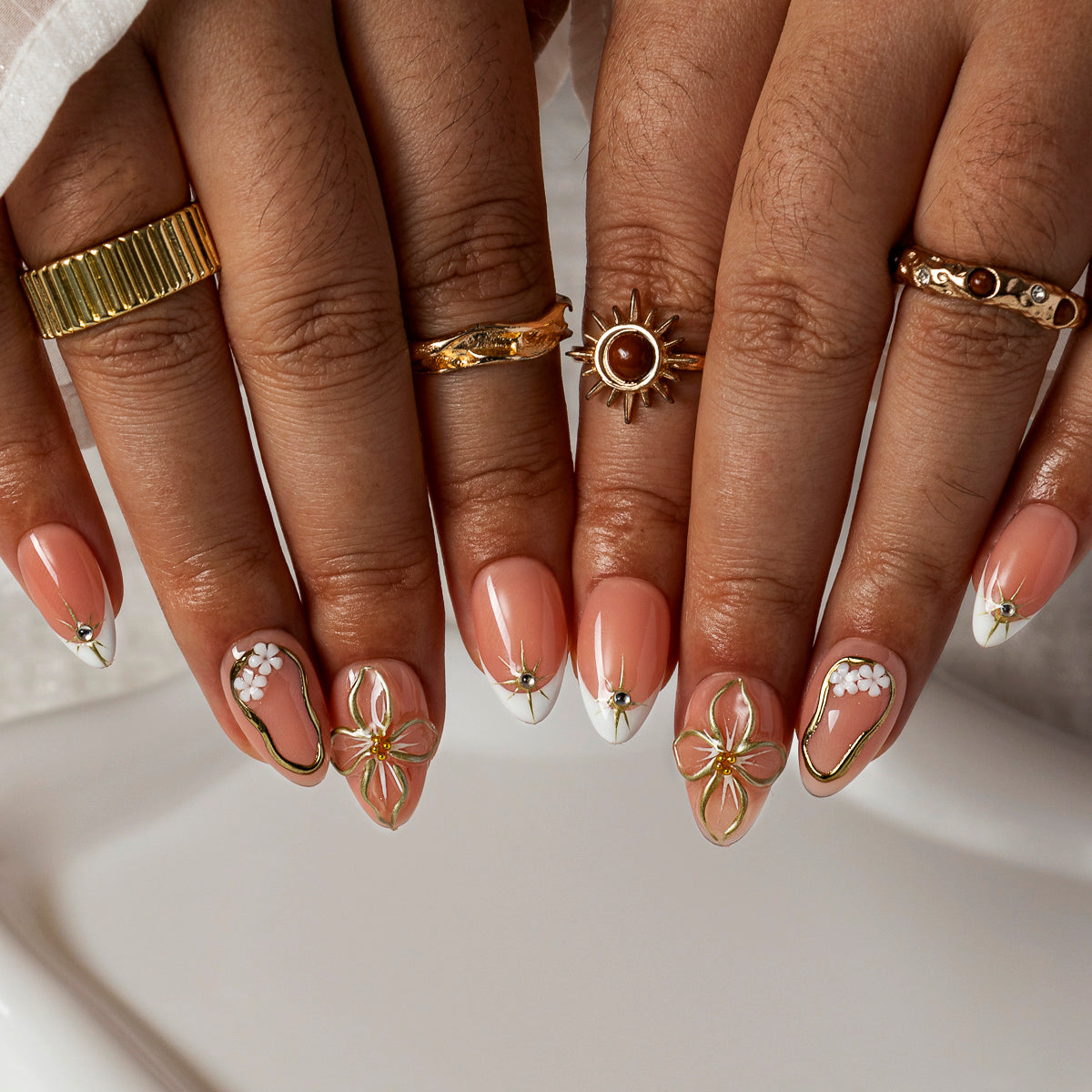 Peach Gilded Blossom ALSH0021 press-on nails hand model scene view 2