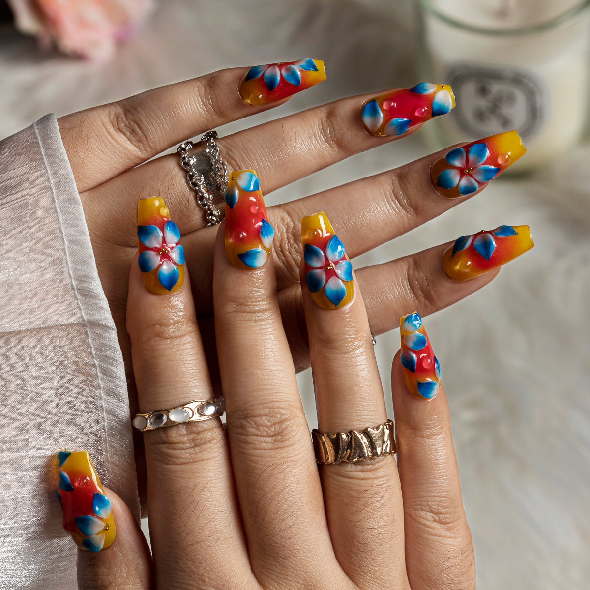 Sunlit Petal COME0012 press-on nails hand model scene view 1