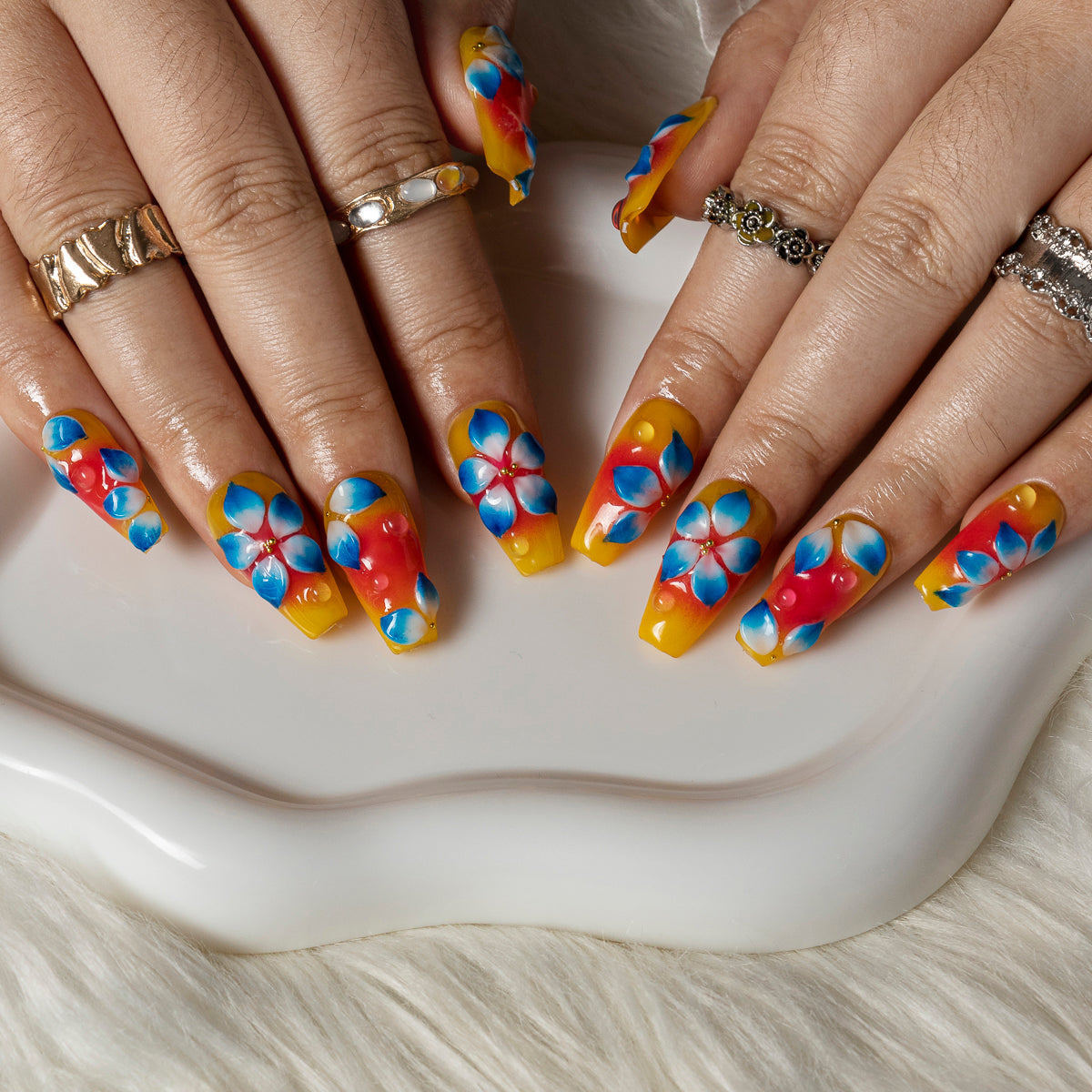 Sunlit Petal COME0012 press-on nails hand model scene view 2