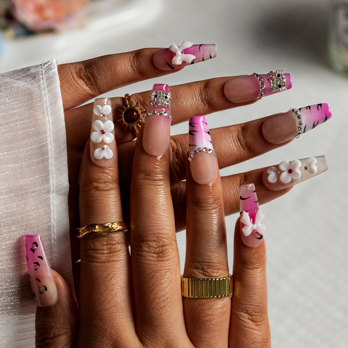 Pink Pearl Safari COME0019 press-on nails hand model scene view 1