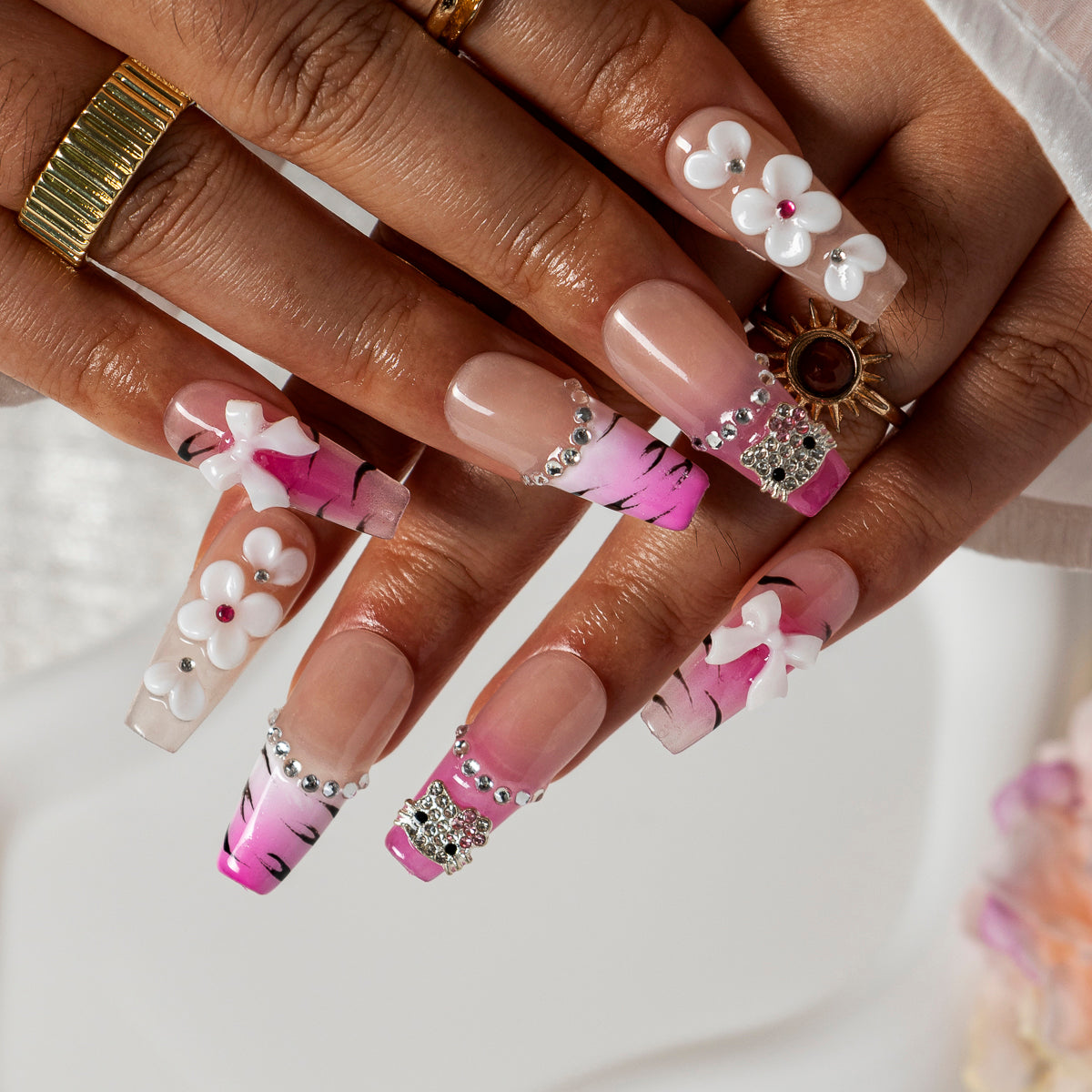 Pink Pearl Safari COME0019 press-on nails hand model scene view 3