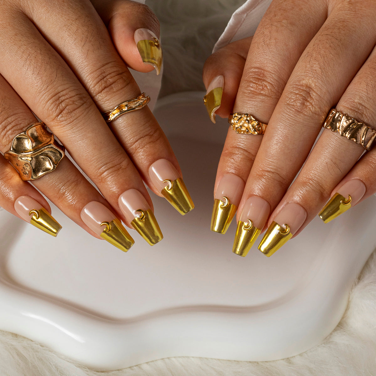 Olive Chrome Minimal COME0021 press-on nails hand model scene view 1