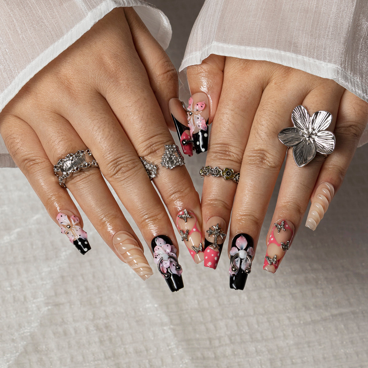 Butterfly Noir Bloom COME0023 press-on nails hand model scene view 1
