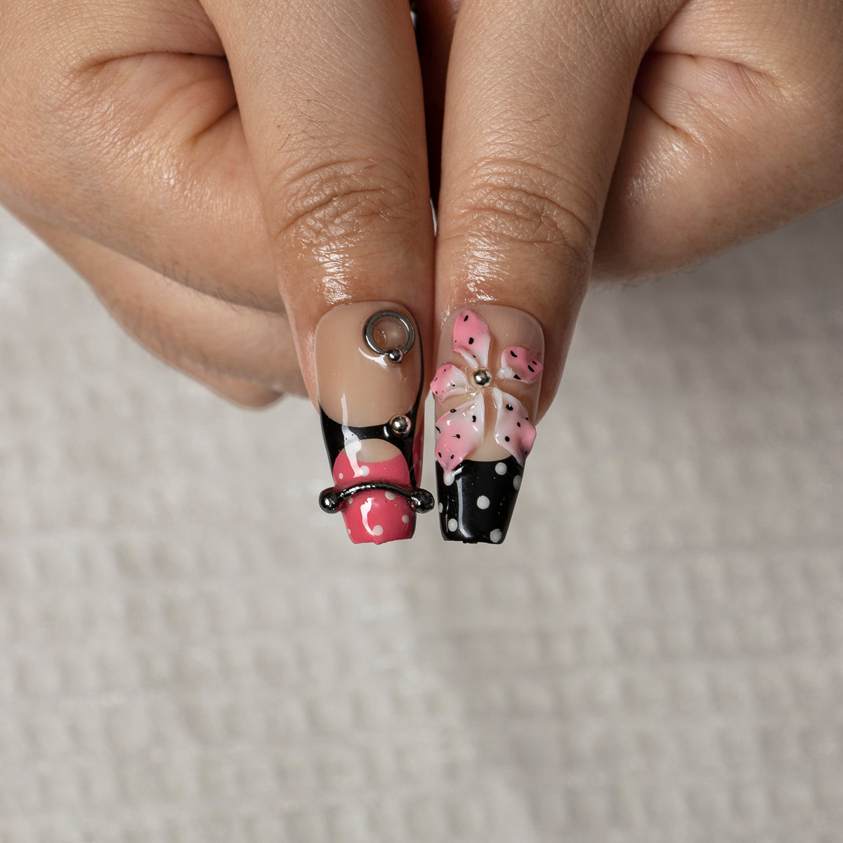 Butterfly Noir Bloom COME0023 press-on nails hand model scene view 3