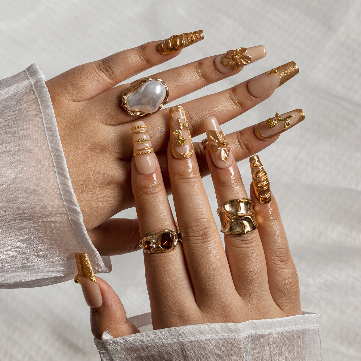 Champagne Gold Relic COME0024 press-on nails hand model scene view 1