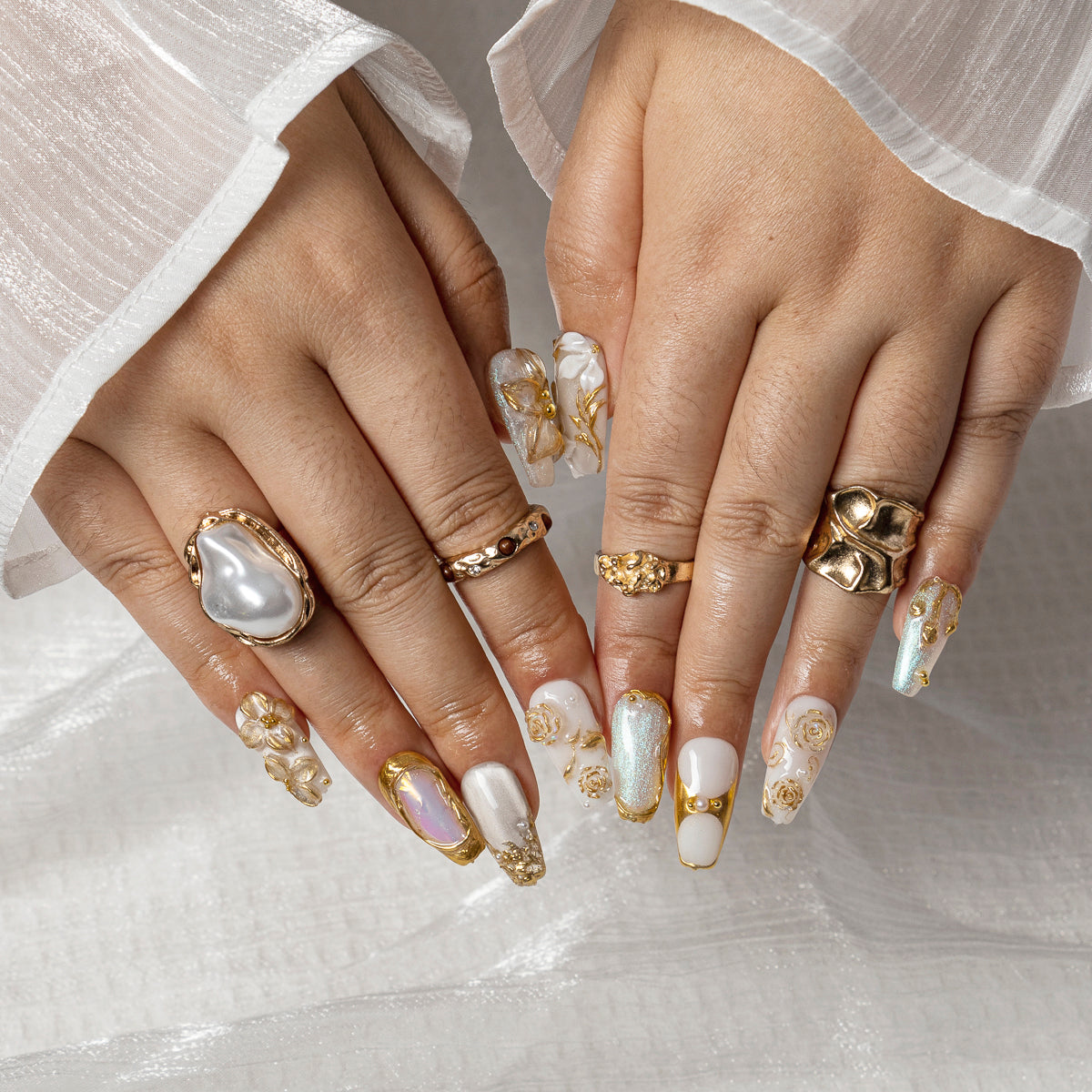 Pearl Garden Gild COME0036 press-on nails hand model scene view 1