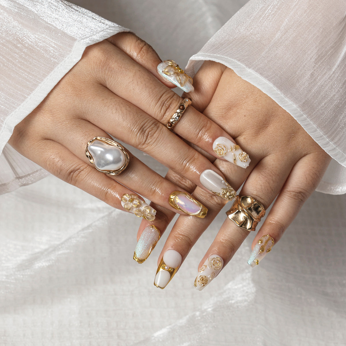 Pearl Garden Gild COME0036 press-on nails hand model scene view 2