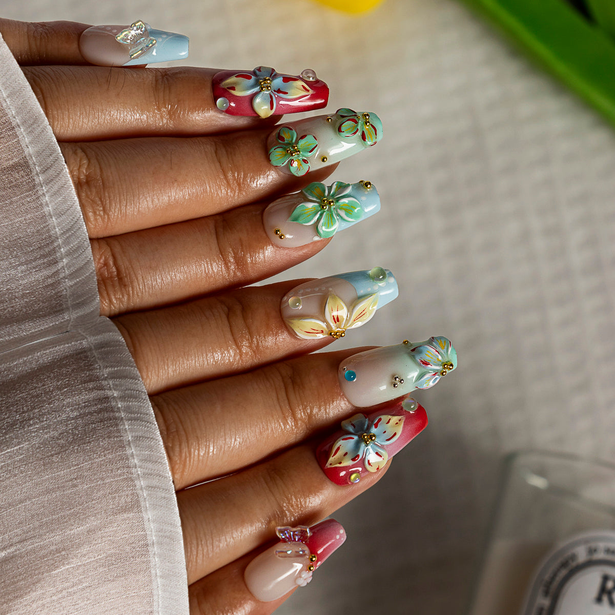 Mint Blossom COME0042 press-on nails hand model scene view 2