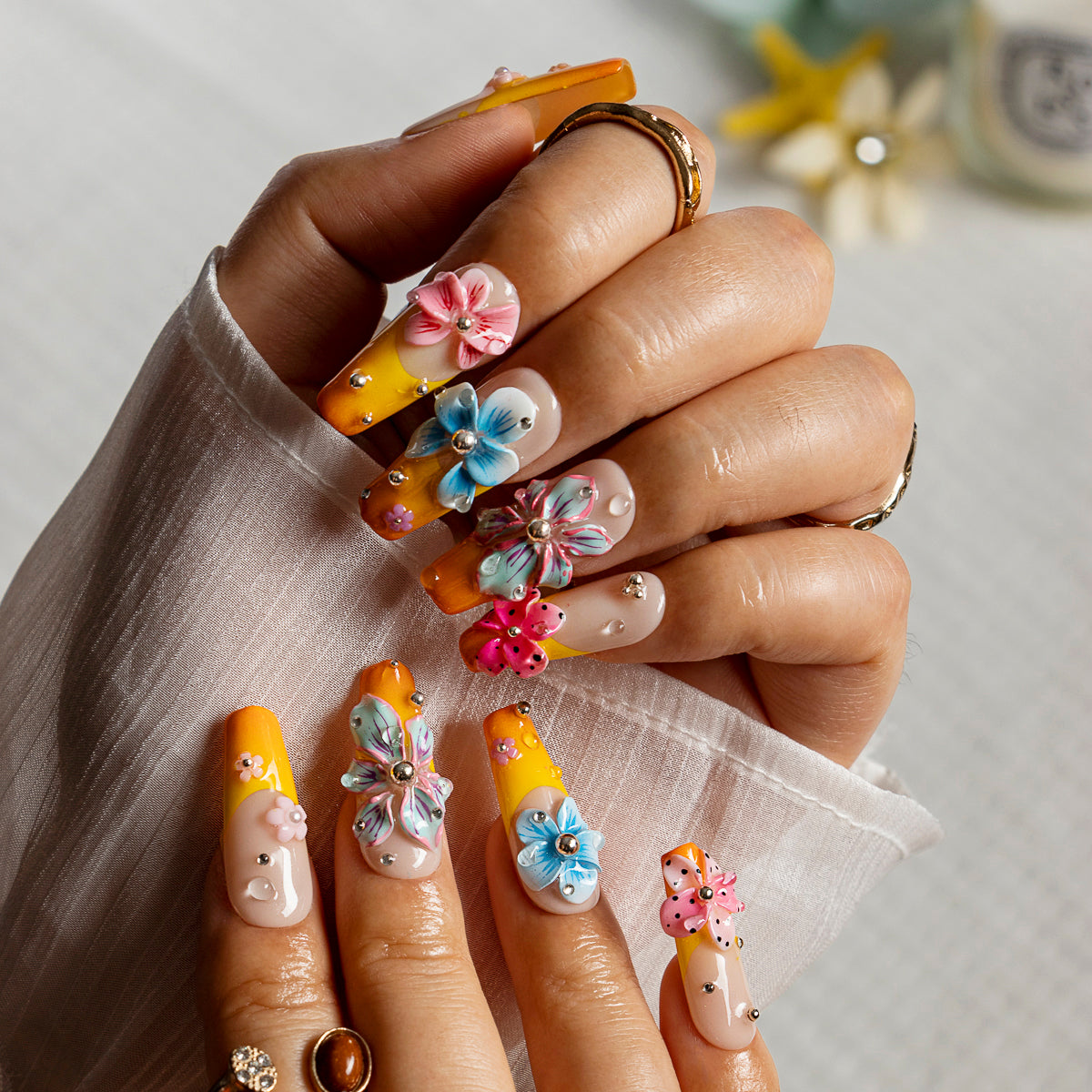 Sorbet Blossom COME0045 press-on nails hand model scene view 1