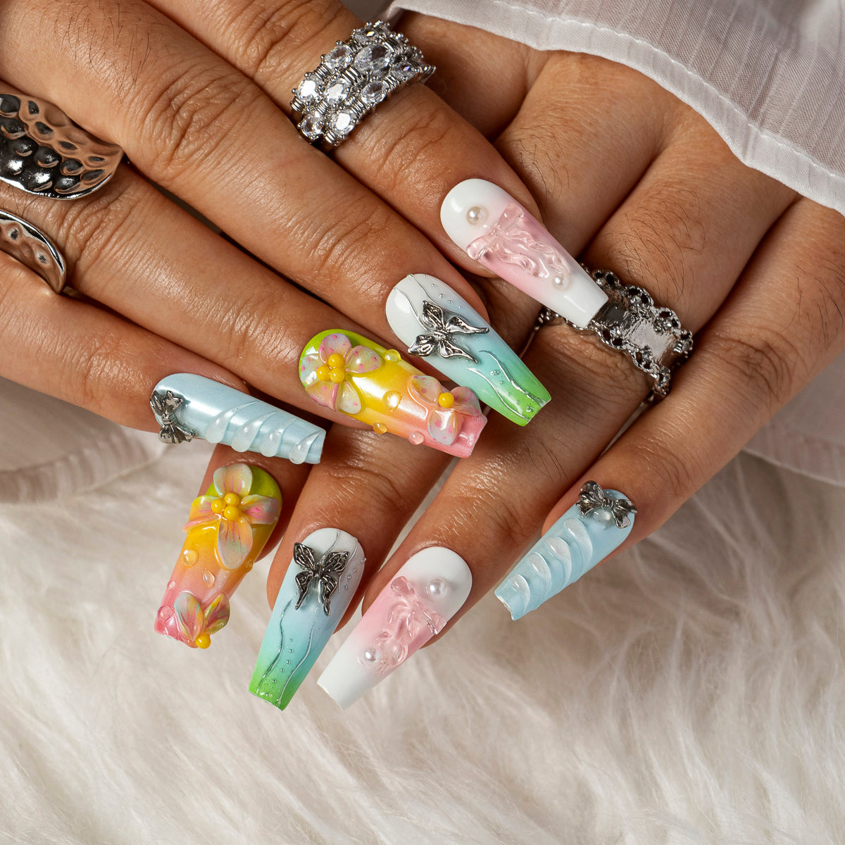 Lemon Flutter COME0048 press-on nails hand model scene view 2