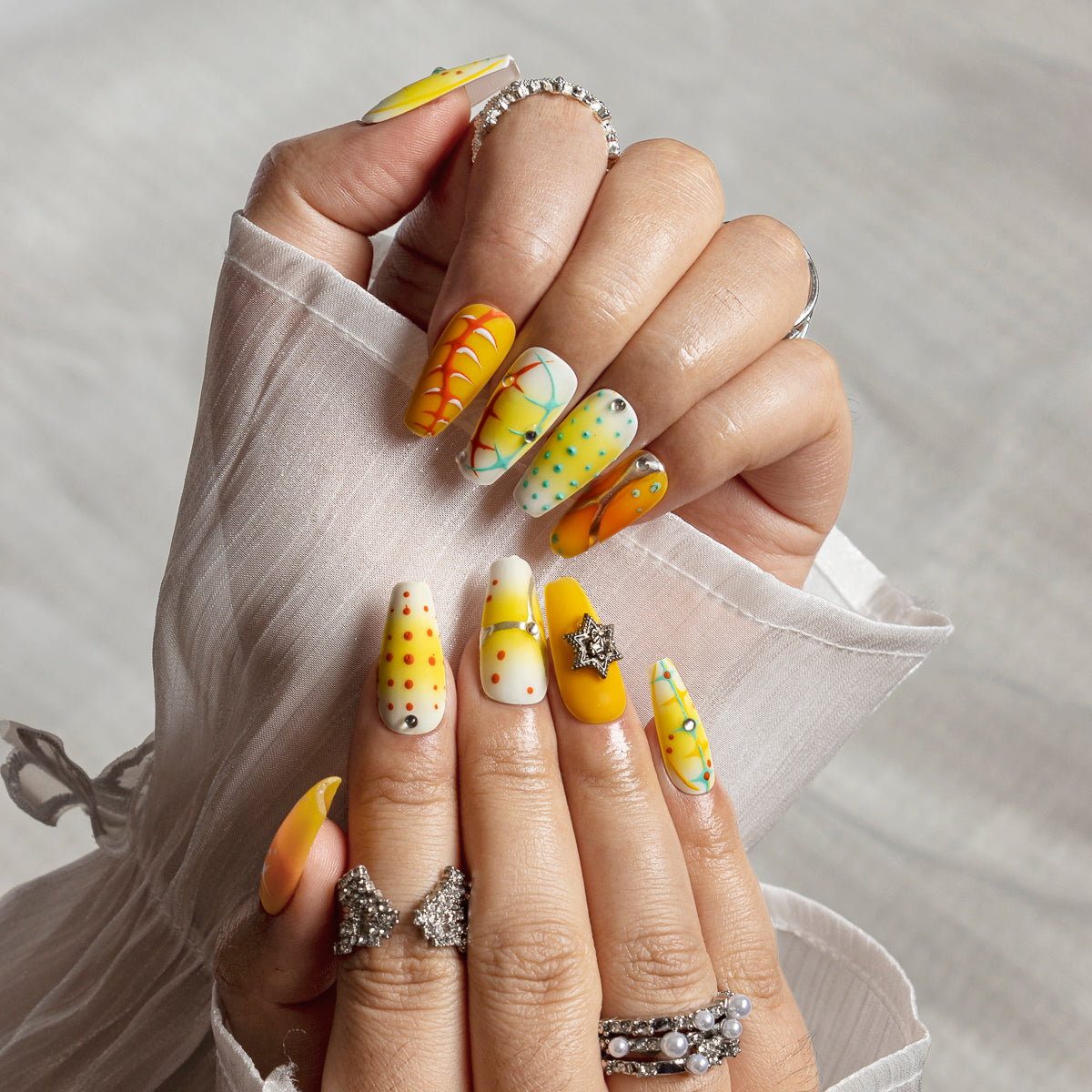 Citrus Aqua Star COME0050 press-on nails hand model scene view 1