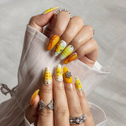 Citrus Aqua Star COME0050 press-on nails hand model scene view 1