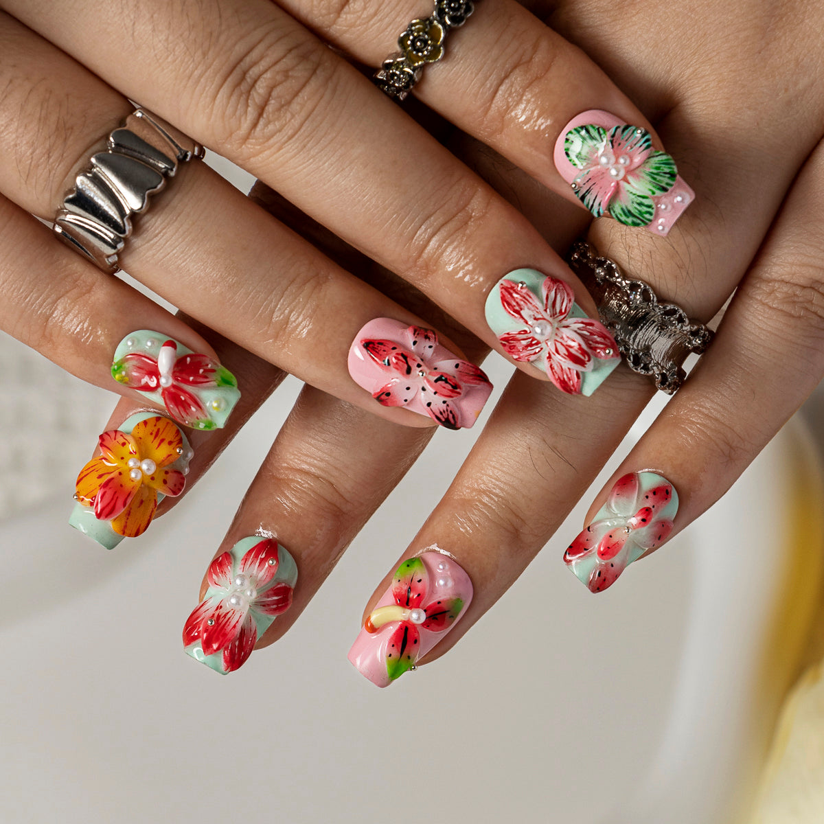 Petal Mosaic COSH0005 press-on nails hand model scene view 2