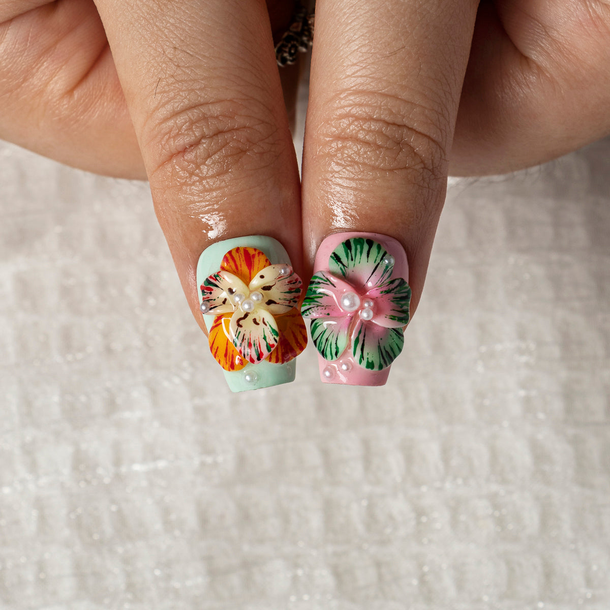 Petal Mosaic COSH0005 press-on nails hand model scene view 3