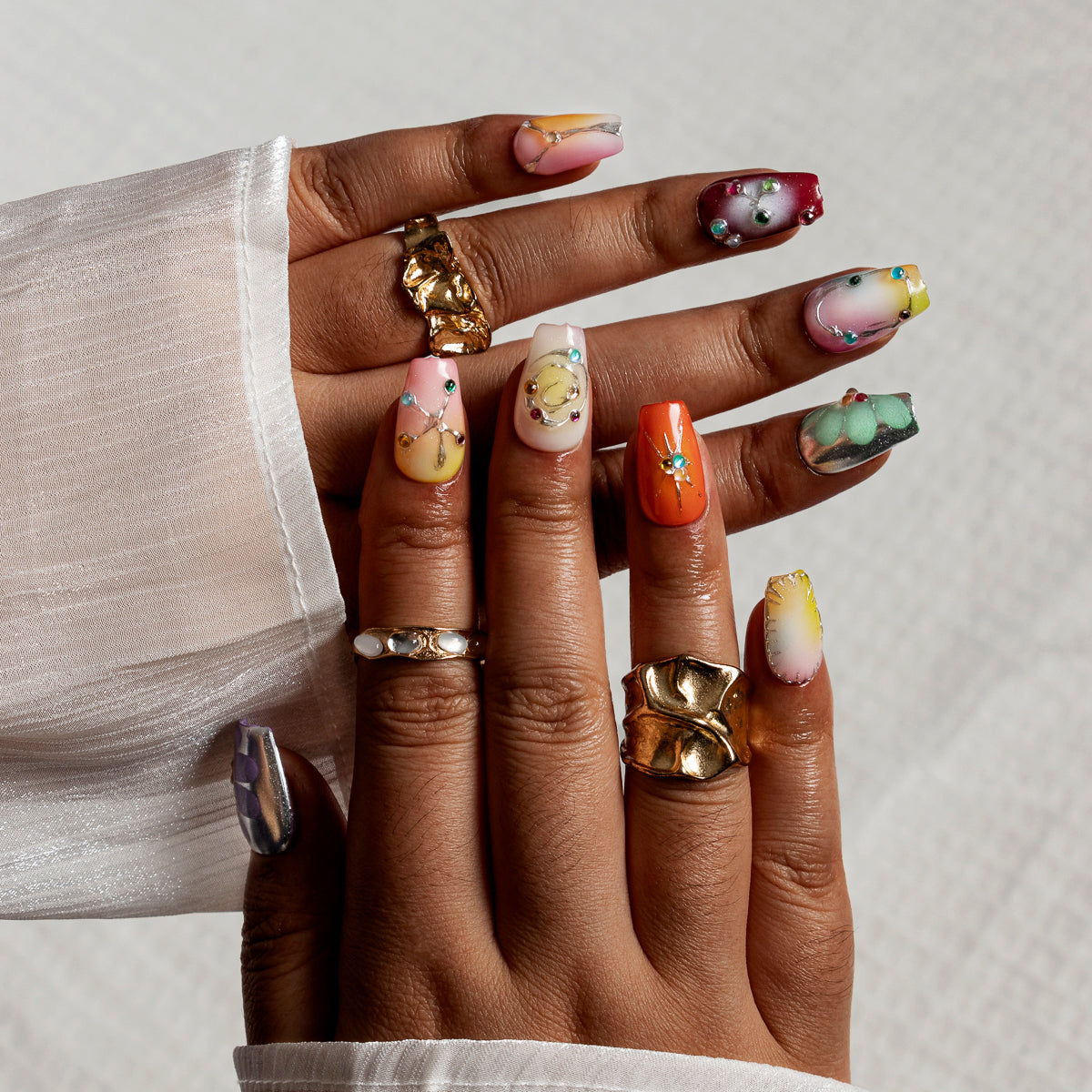 Pastel Safari Mosaic COSH0011 press-on nails hand model scene view 1