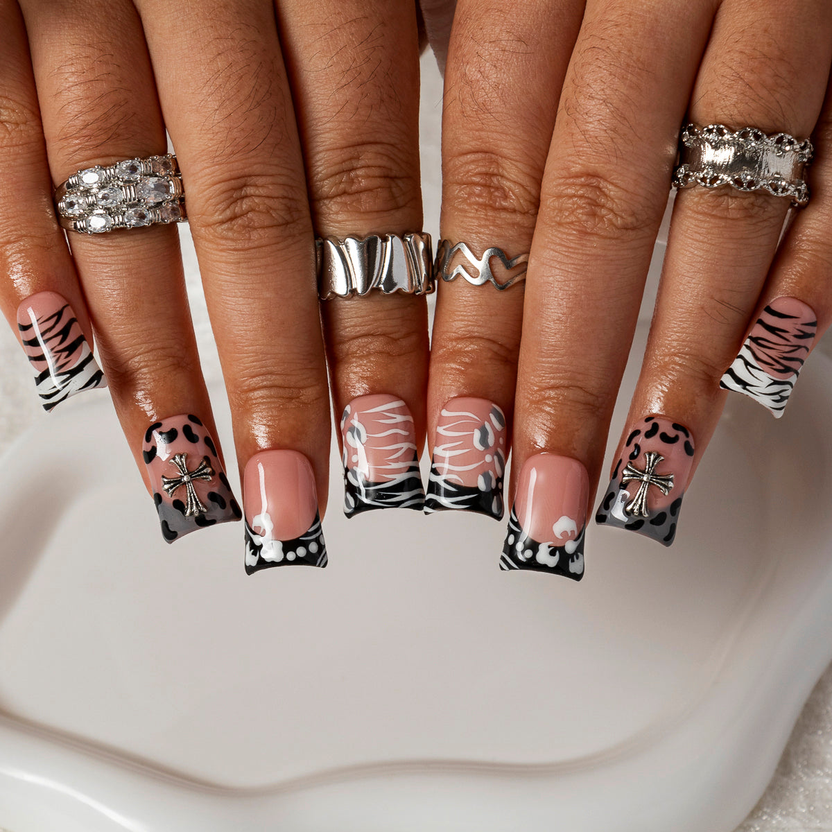 Zebra Dot Noir DUSH0001 press-on nails hand model scene view 1