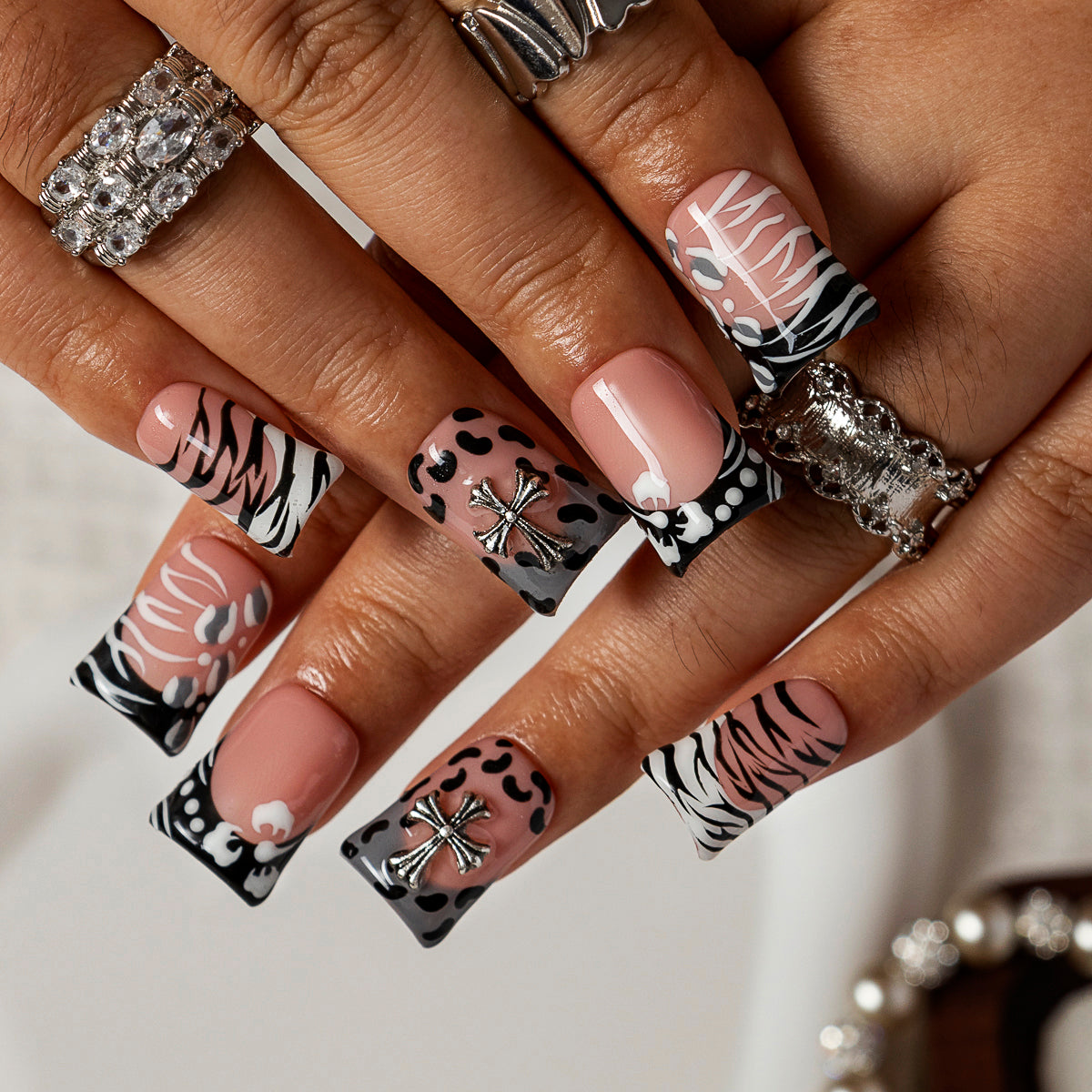 Zebra Dot Noir DUSH0001 press-on nails hand model scene view 2