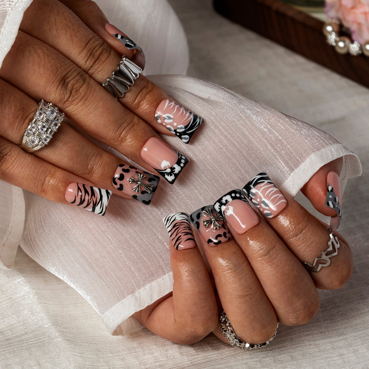 Zebra Dot Noir DUSH0001 press-on nails hand model scene view 3