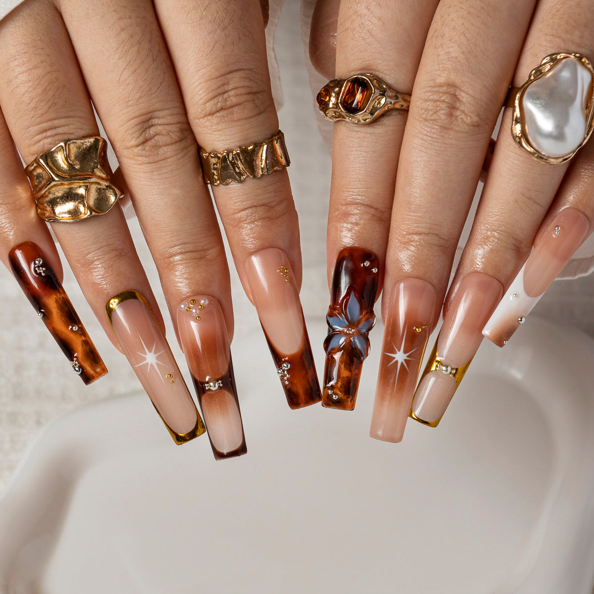 Mocha Star Tortoise SQLO0003 press-on nails hand model scene view 2