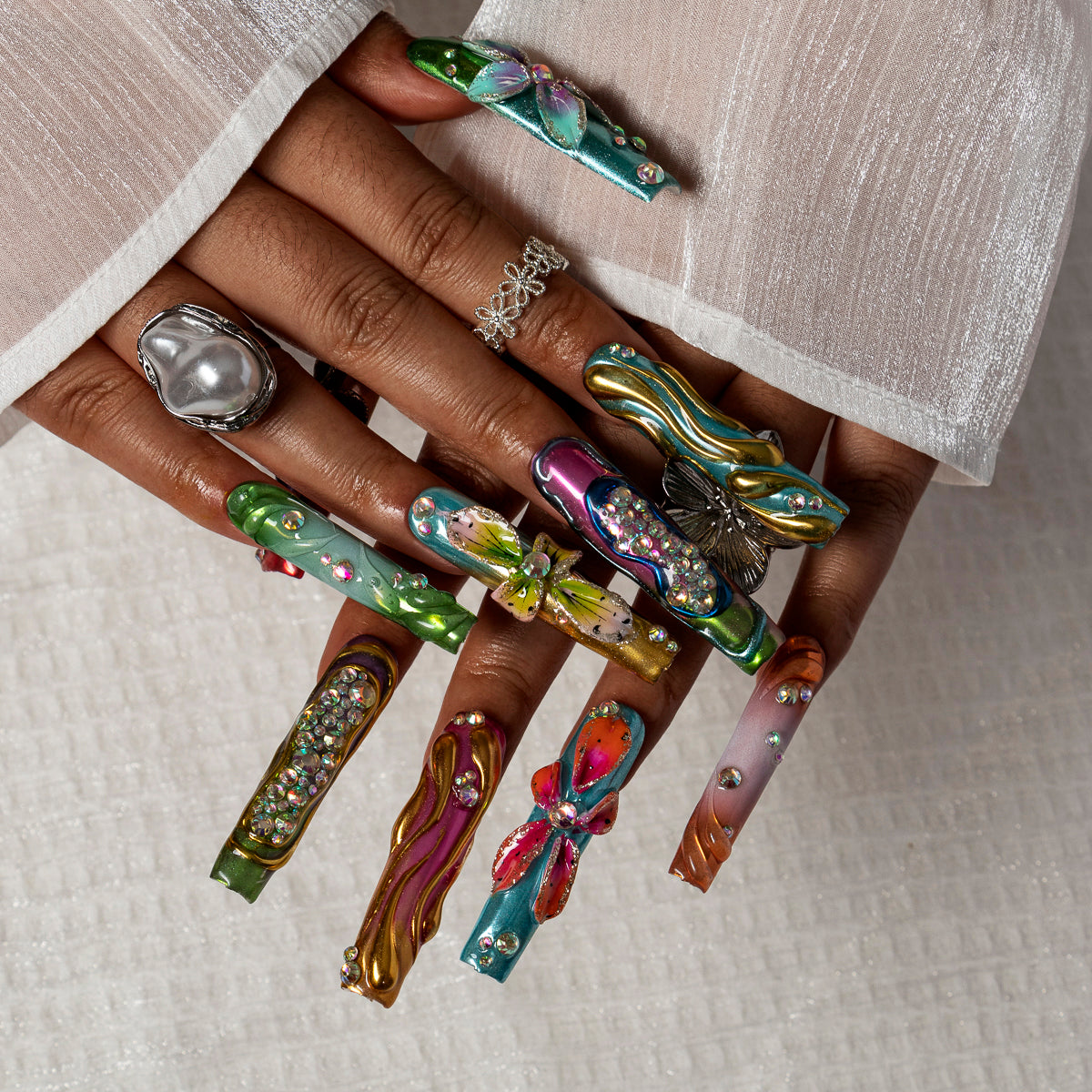 Jewel Orchid Relic SQLO0006 press-on nails hand model scene view 2