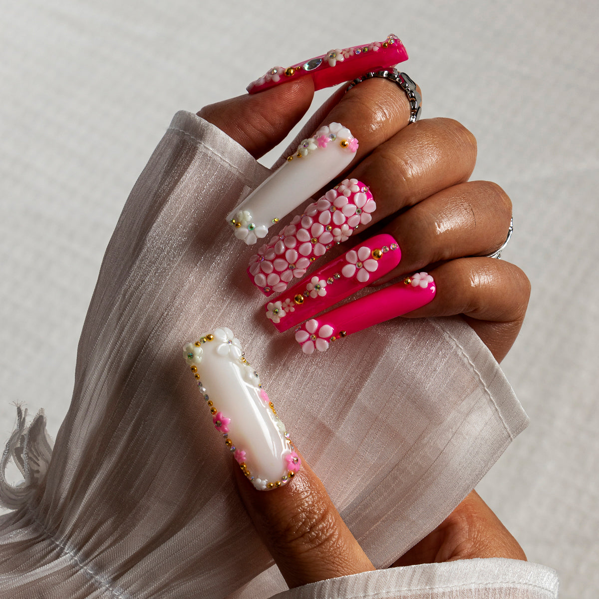 Fuchsia Garden SQLO0007 press-on nails hand model scene view 1