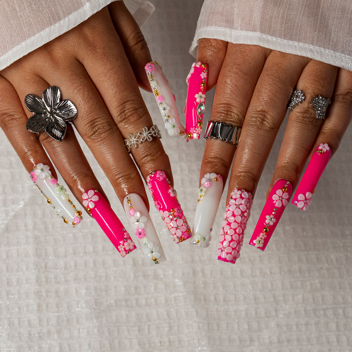 Fuchsia Garden SQLO0007 press-on nails hand model scene view 2