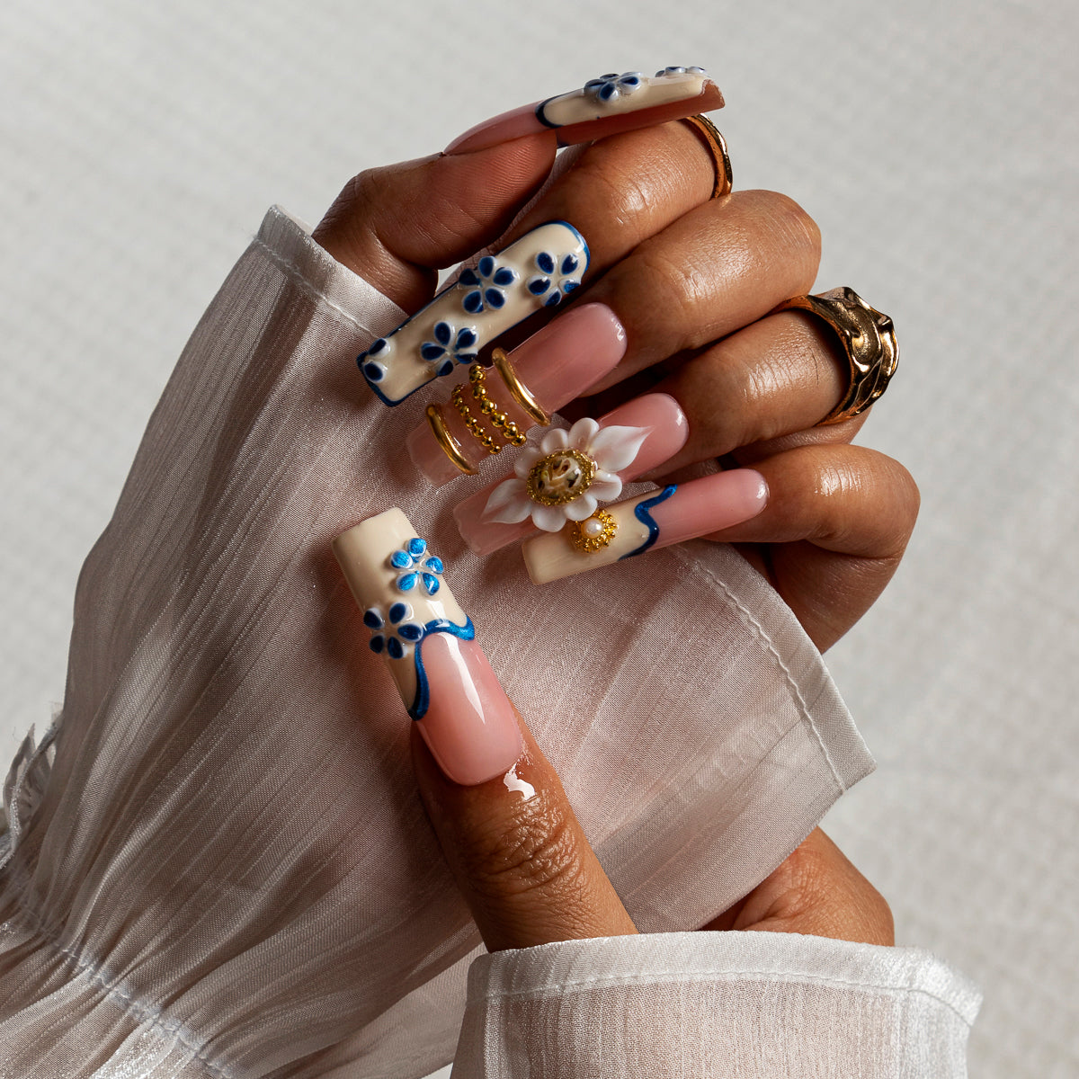 Azure Pearl Garden SQLO0008 press-on nails hand model scene view 1