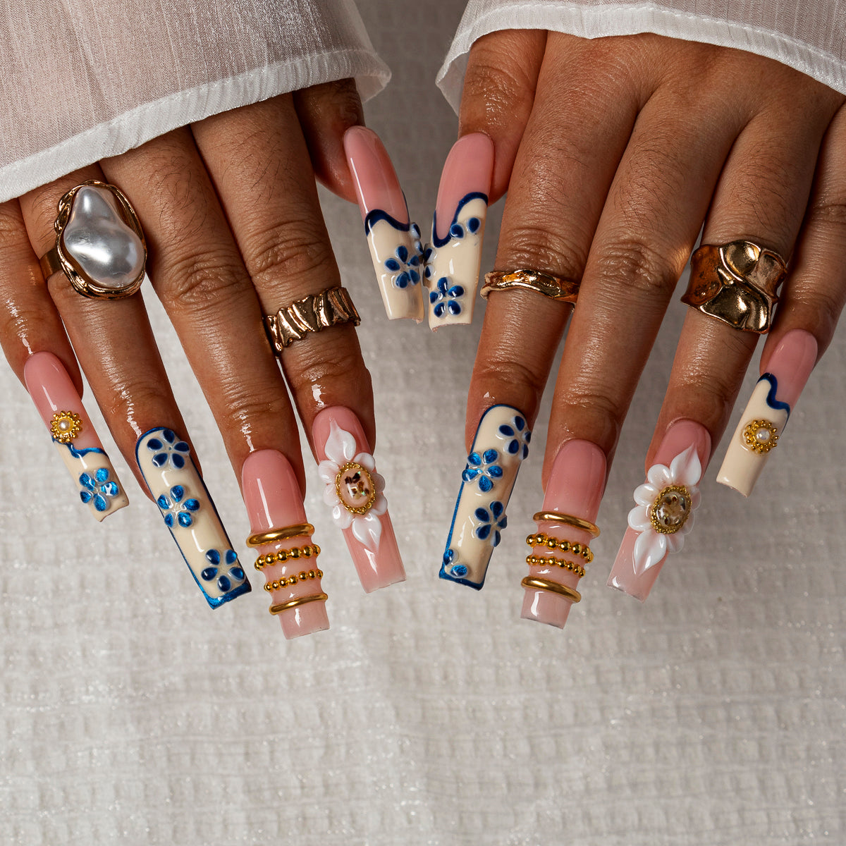 Azure Pearl Garden SQLO0008 press-on nails hand model scene view 2