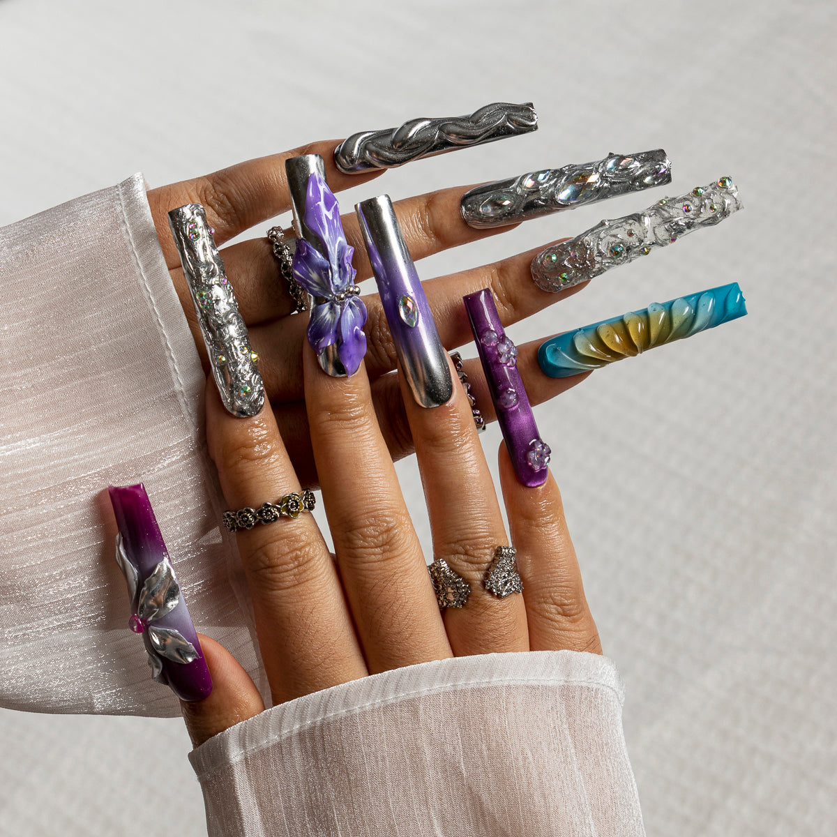 Chrome Orchid SQLO0012 press-on nails hand model scene view 1