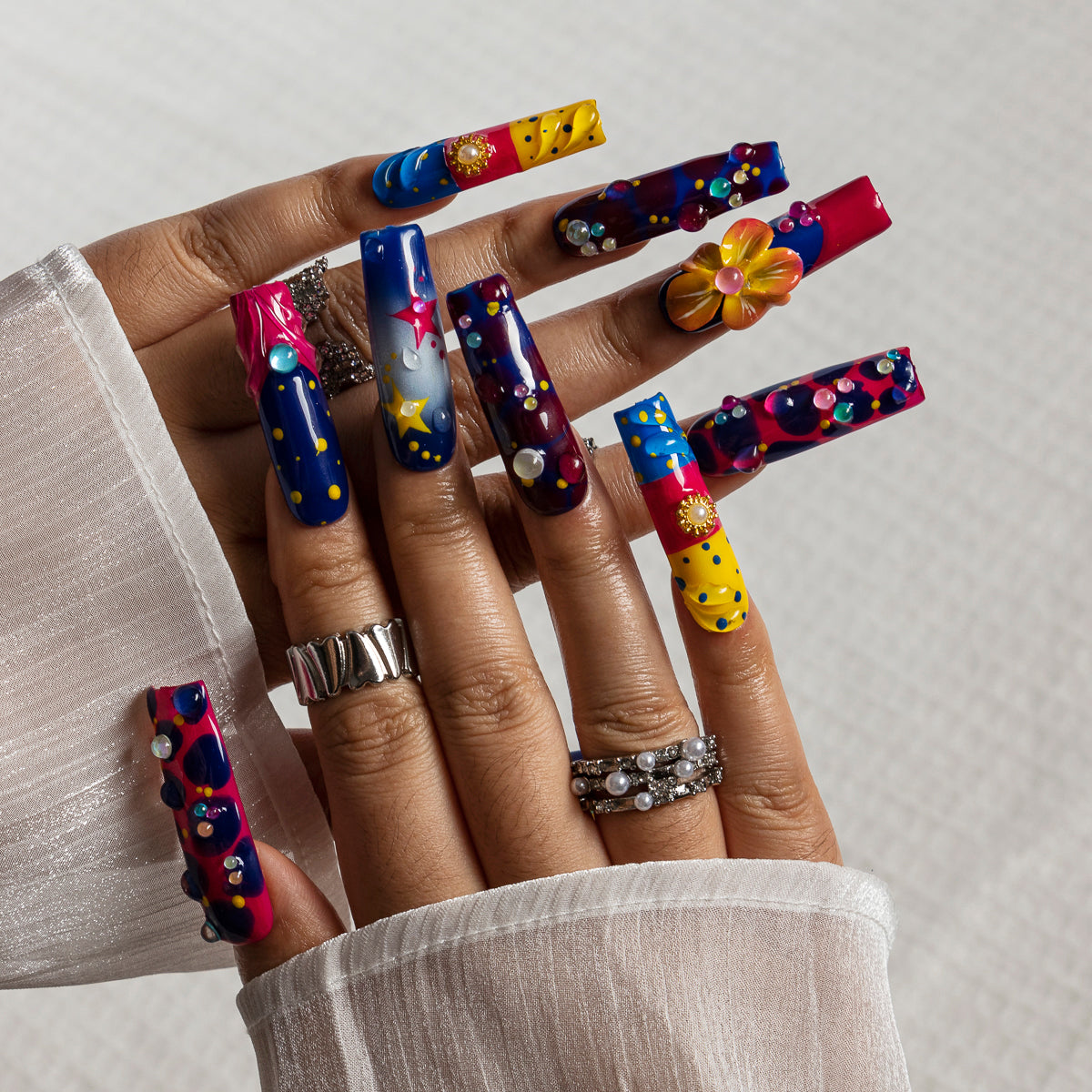 Midnight Carnival Star SQLO0014 press-on nails hand model scene view 2