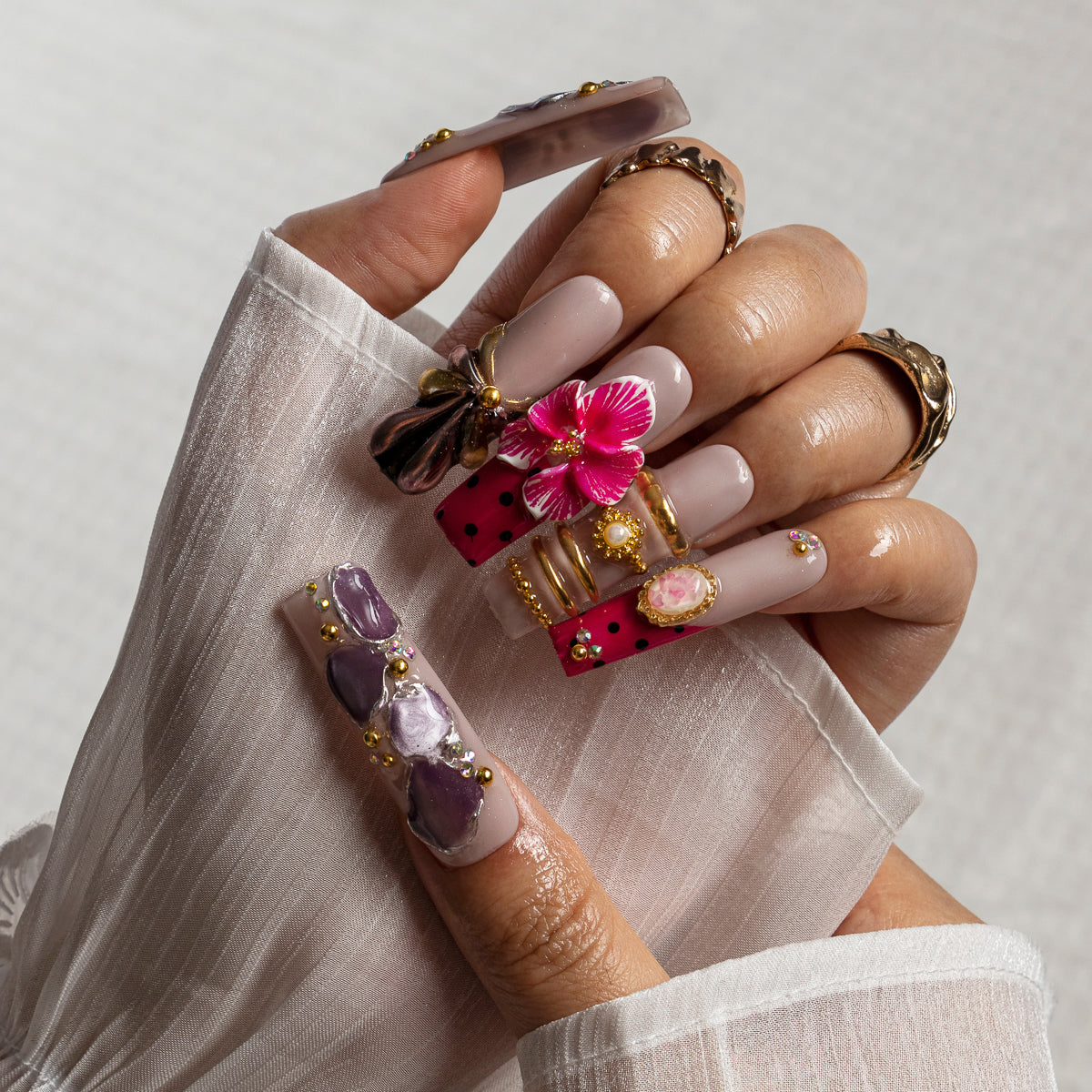 Orchid Cameo SQLO0015 press-on nails hand model scene view 1