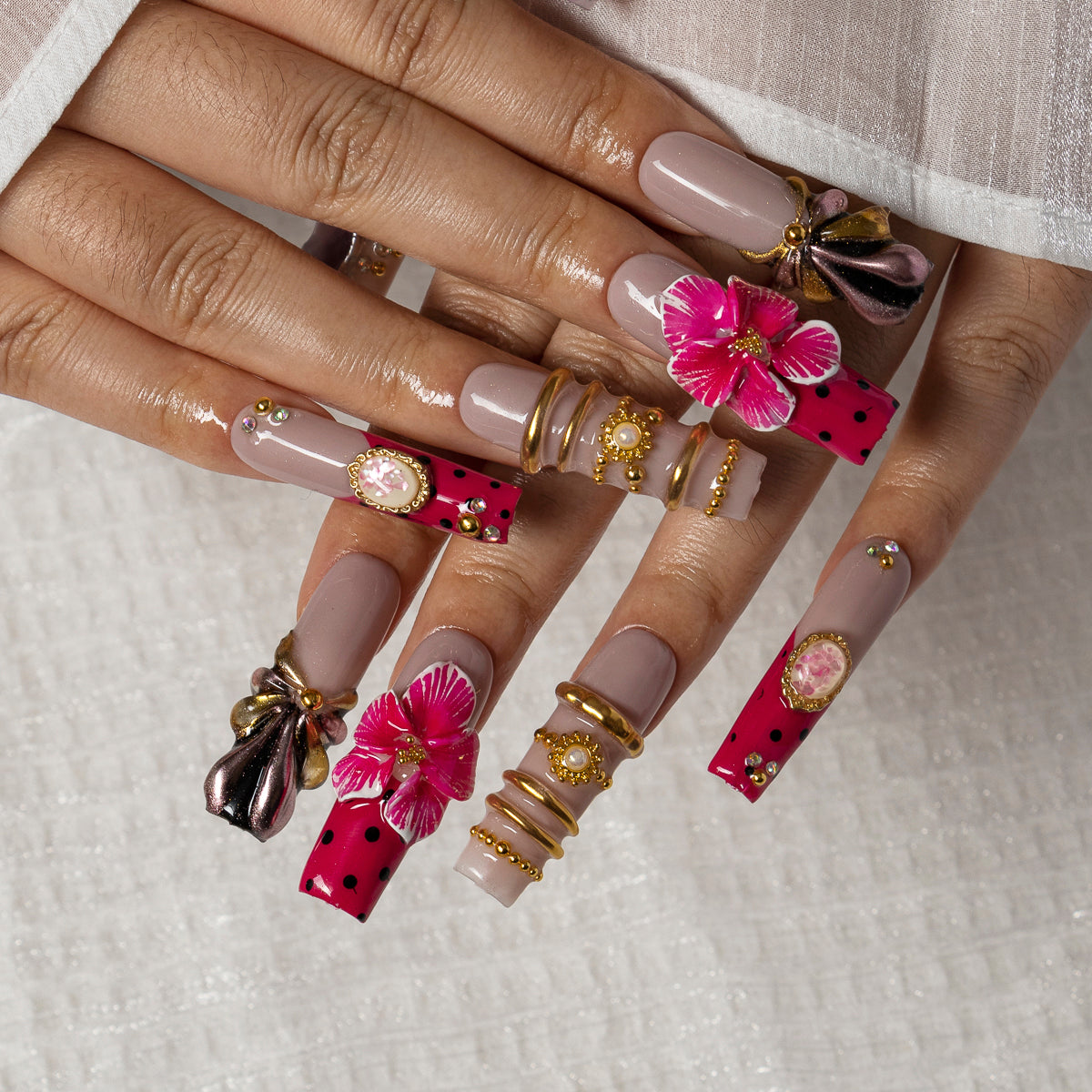 Orchid Cameo SQLO0015 press-on nails hand model scene view 3