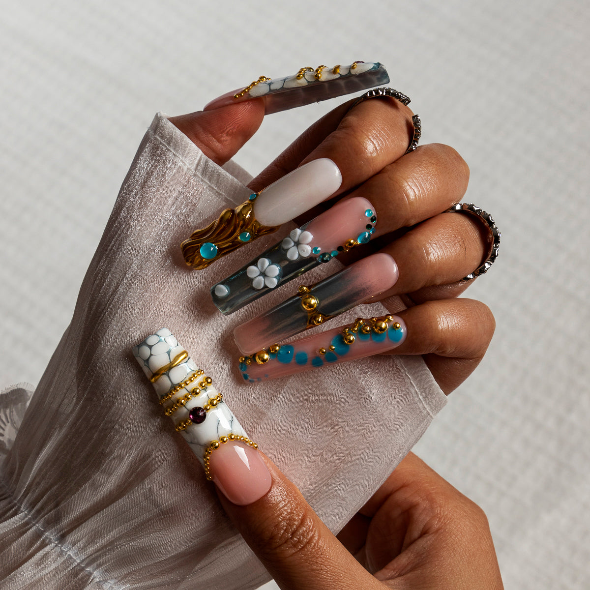 Aqua Relic SQLO0017 press-on nails hand model scene view 1