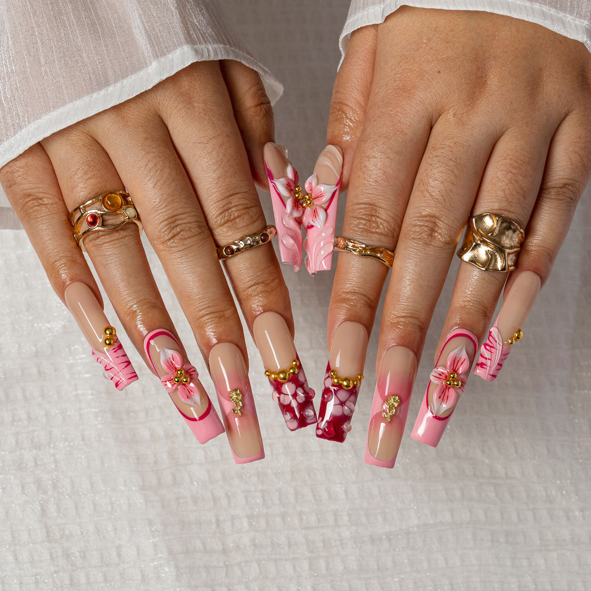 Rose Gilded Blossom SQLO0021 press-on nails hand model scene view 1