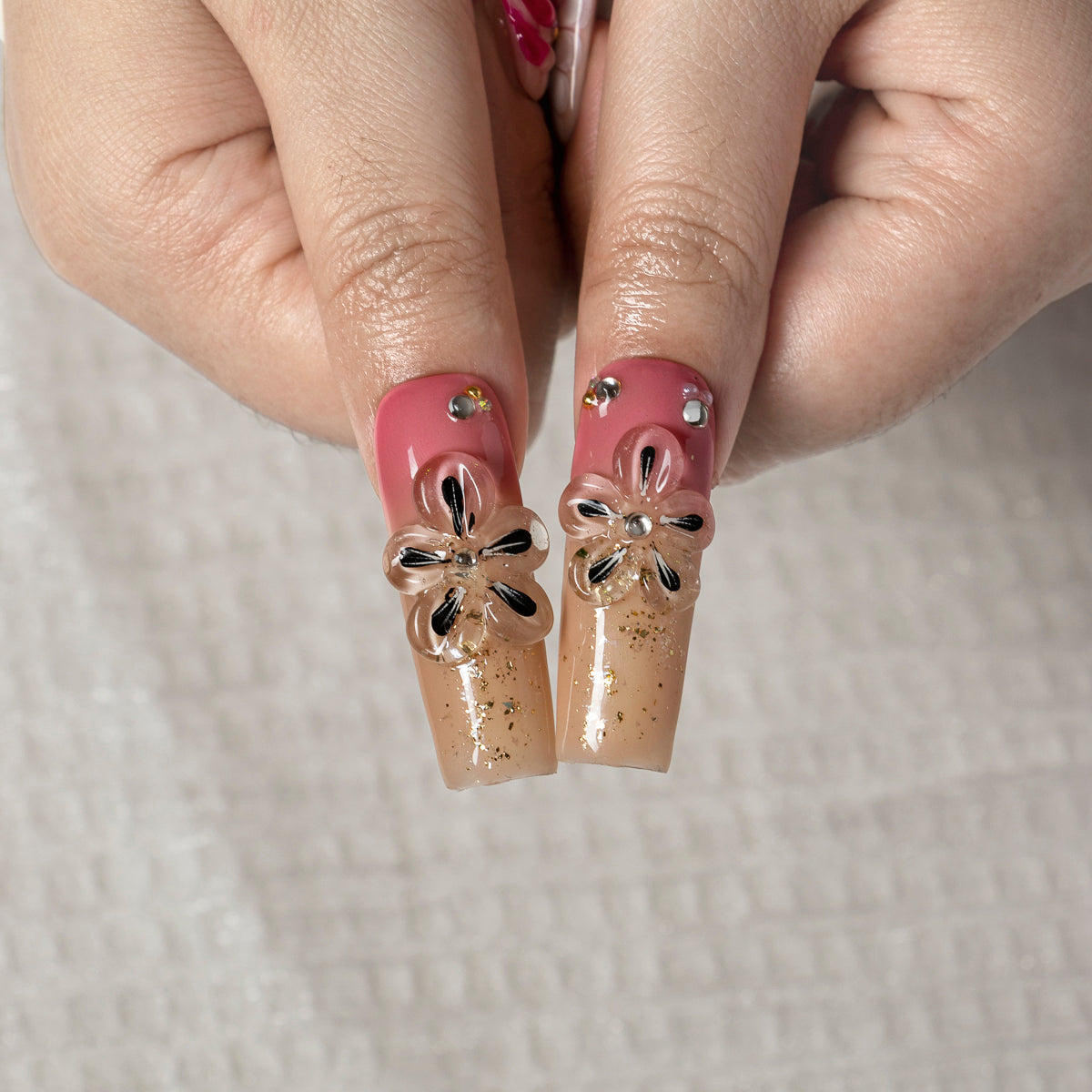 Butterfly Garden Ribbon SQLO0023 press-on nails hand model scene view 3